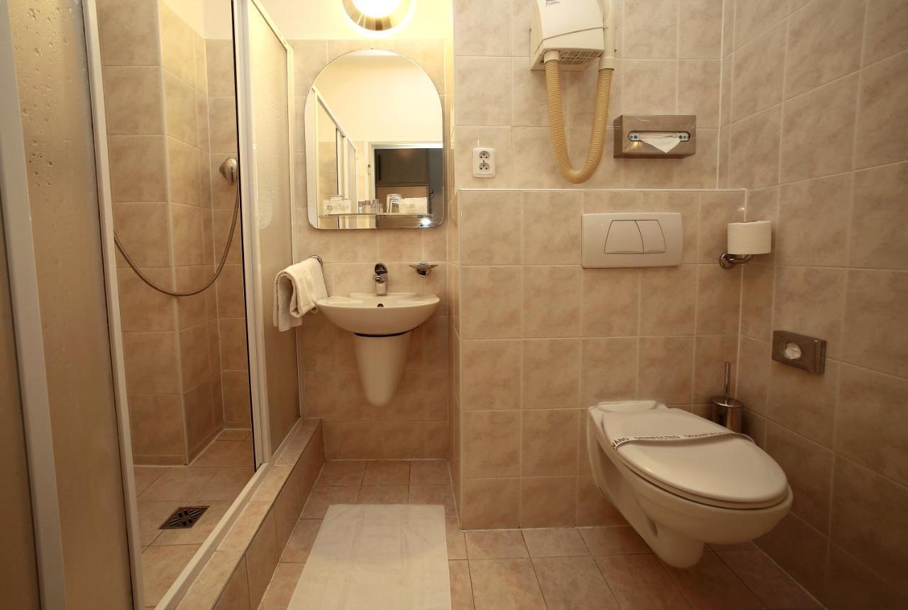Hotel Central Пилзен Екстериор снимка