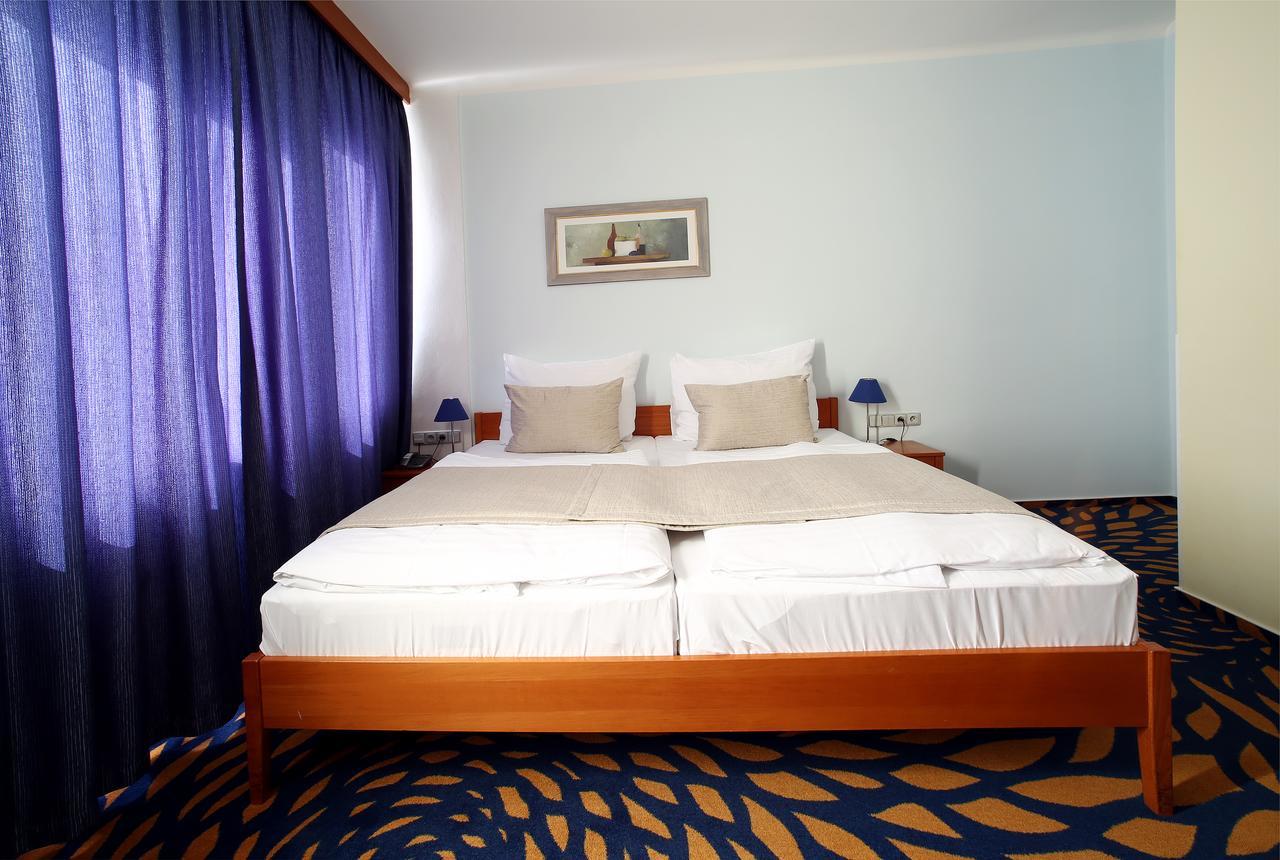 Hotel Central Пилзен Екстериор снимка
