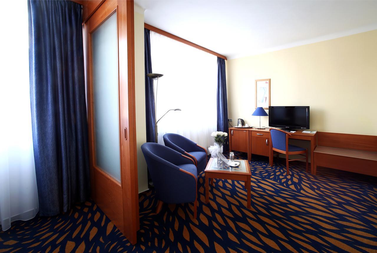Hotel Central Пилзен Екстериор снимка