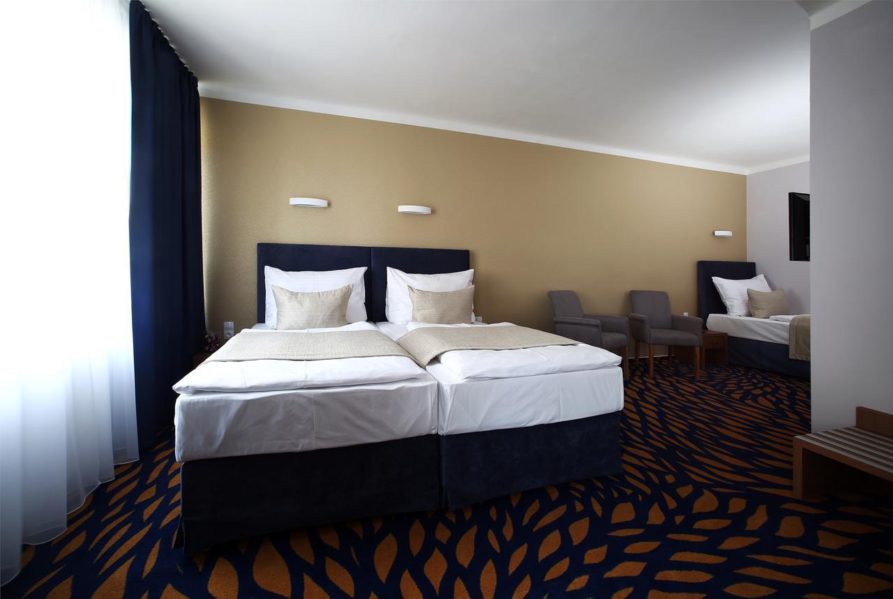 Hotel Central Пилзен Екстериор снимка