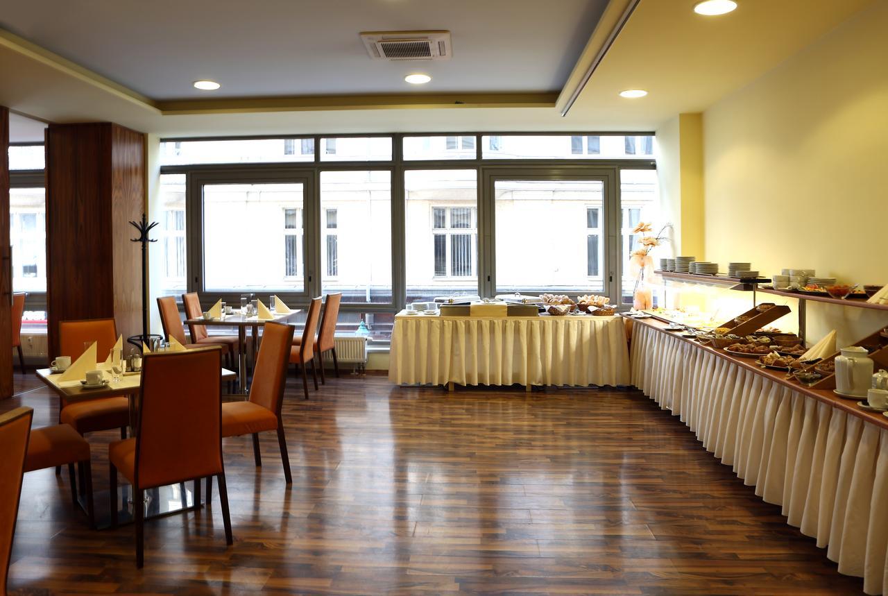 Hotel Central Пилзен Екстериор снимка