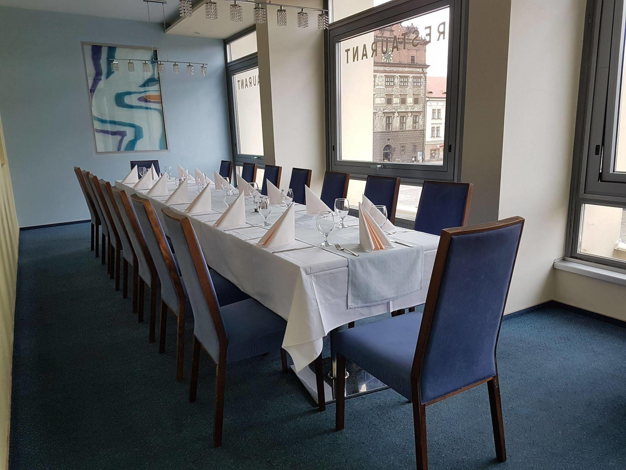 Hotel Central Пилзен Екстериор снимка