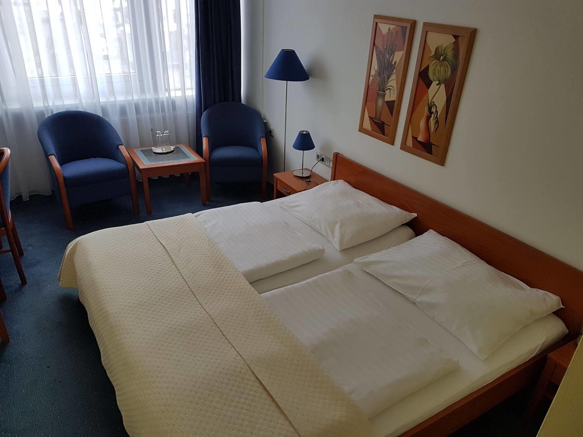 Hotel Central Пилзен Екстериор снимка