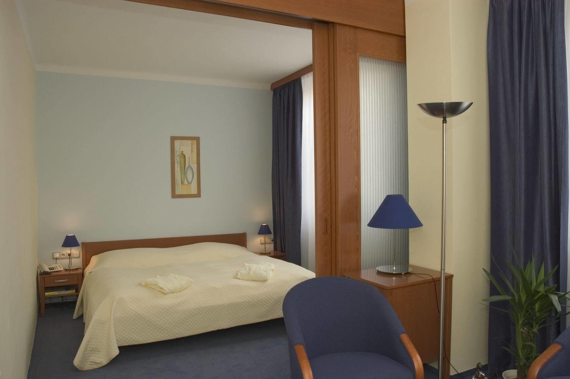 Hotel Central Пилзен Екстериор снимка