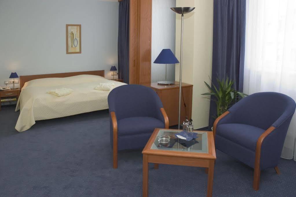 Hotel Central Пилзен Екстериор снимка