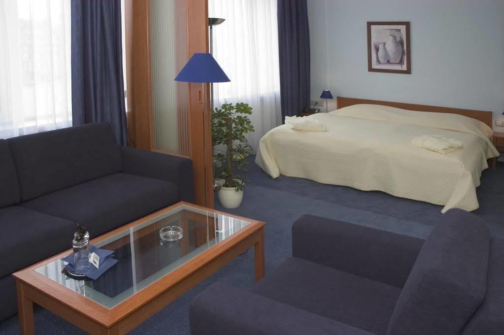 Hotel Central Пилзен Екстериор снимка